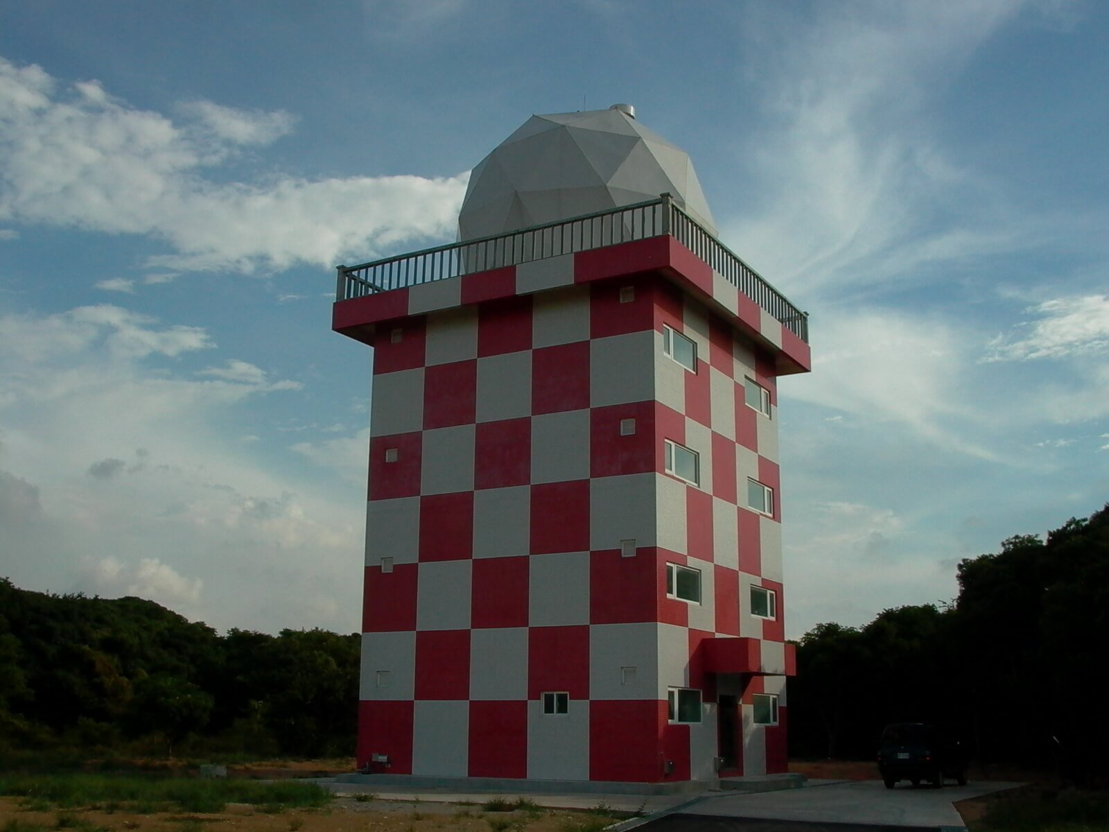 Радар Baron, который служит аэропорту Тайваня уже более 15 лет.